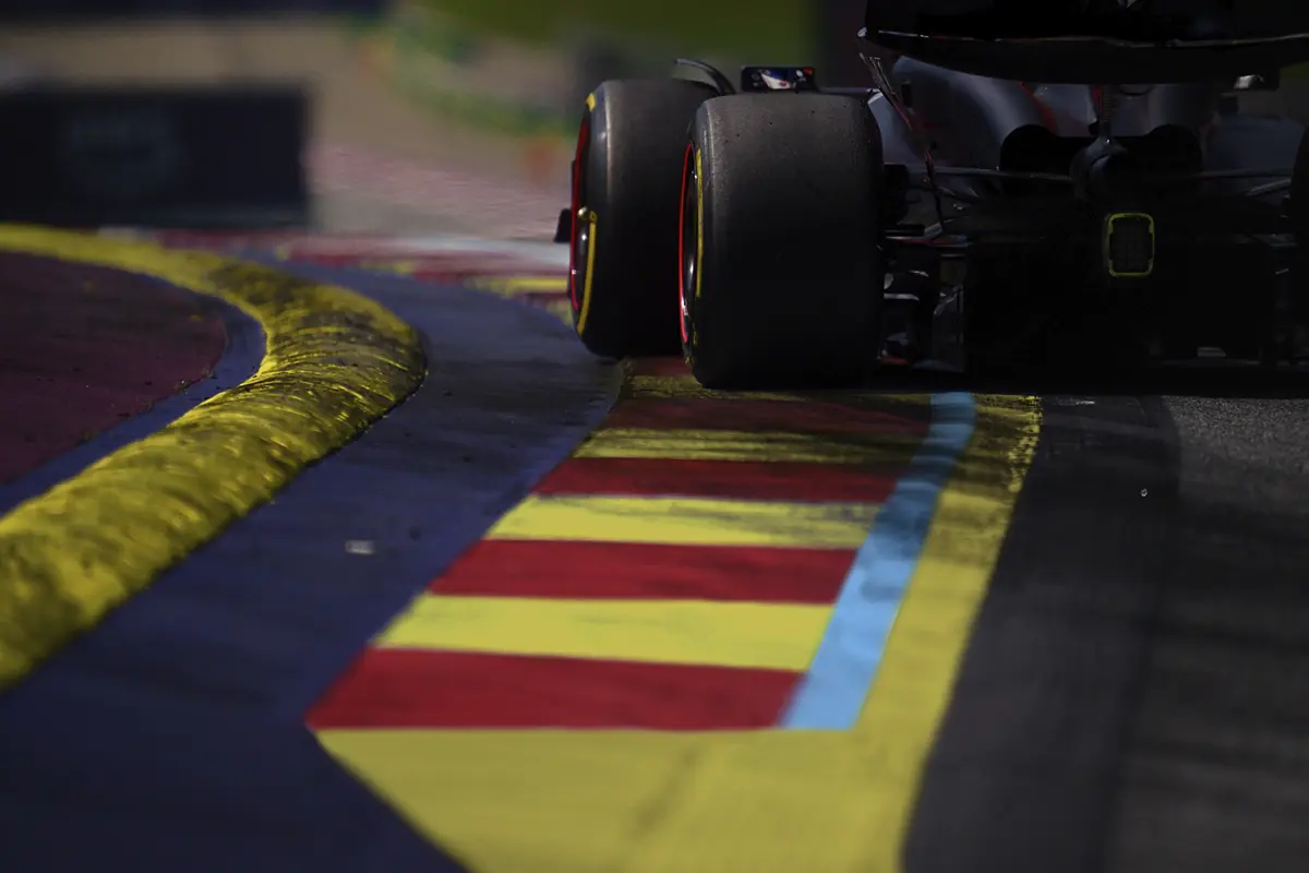 Coches a gran velocidad en el CIRCUITO IFEMA MADRID MAD RING